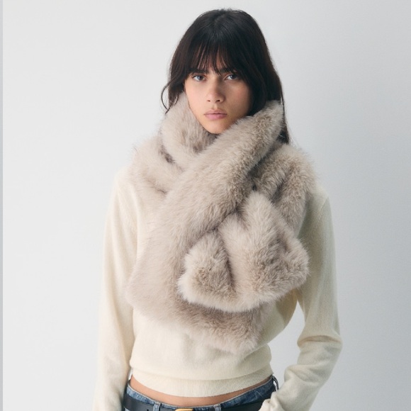 💯Aritzia faux fur scarf🤩 - Picture 5 of 7